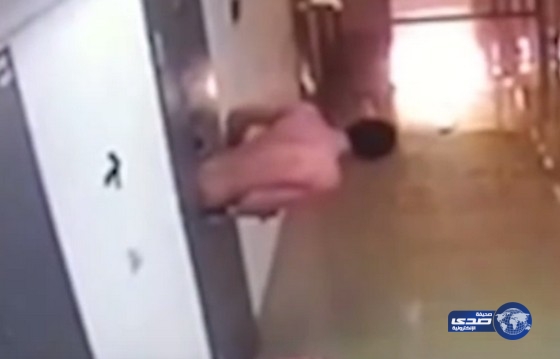 بالفيديو.. لحظة هروب سجين عاريا عبر فتحة في باب الزنزانة