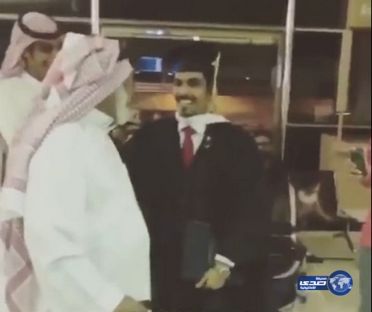 فيديو لمسن يستقبل ابنه المبتعث في المطار يحظى بإعجاب المغردين