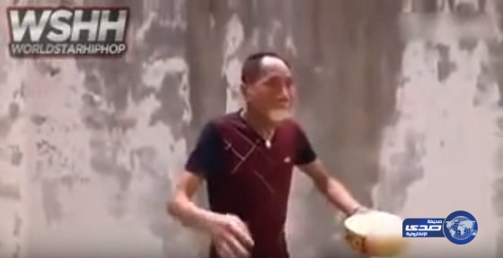 بالفيديو.. لاعب خفة يشعل نشارة الخشب داخل فمه من دون ولّاعة!