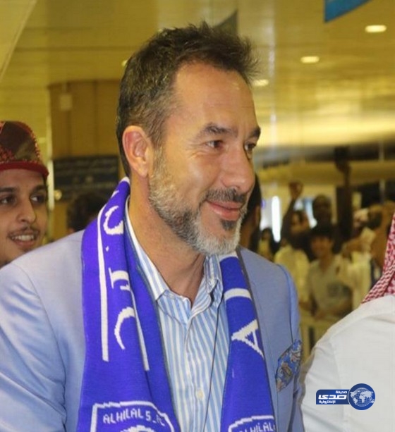 بالفيديو : جماهير الهلال تستقبل المدرب الجديد بمطار الملك خالد الدولي