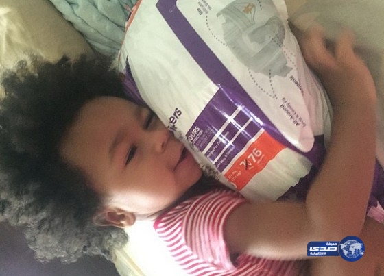 بالصور.. أغرب صداقة بين طفل وعلبة حفاضات