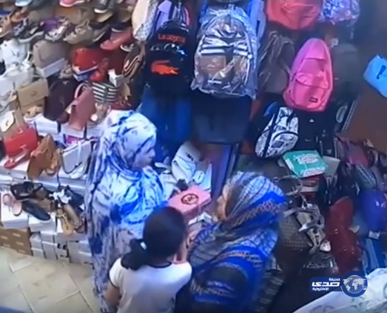 بالفيديو.. امرأة تسرق حقيبة في نهار رمضان وتخفيها أسفل ملابسها