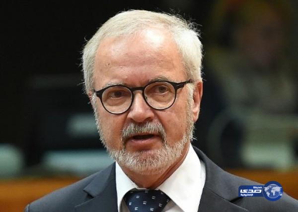 فضيحة .. موظف في بنك أوروبي نصب كاميرات في غرف ملابس النساء