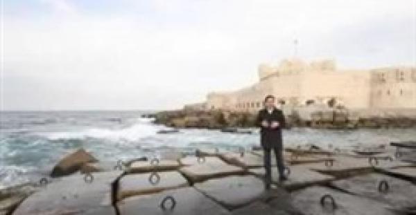 بالفيديو.. مذيع الجزيرة يتعرض لموقف محرج على الهواء