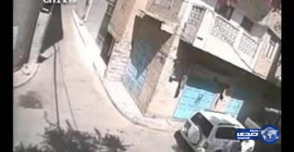 بالفيديو.. نجاة رجل من محاولة لسرقة حقيبة أمواله في نهار رمضان