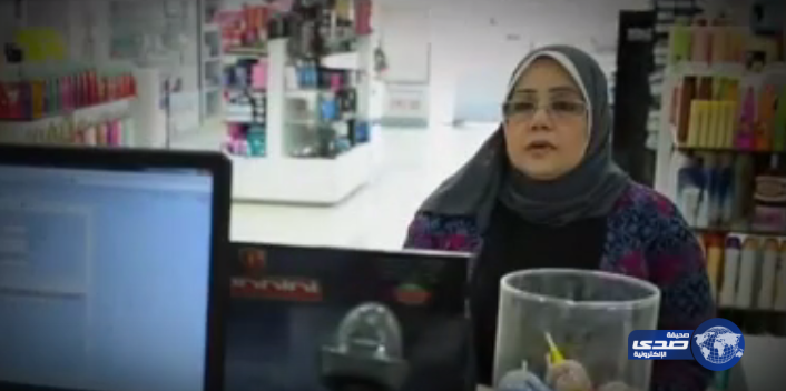 بالفيديو.. كيف كانت ردود أفعال الناس عند رؤيتهم امرأة تبكي لعدم قدرتها على شراء الدواء؟