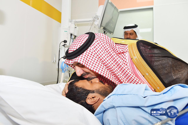 أمير نجران يقبل رأس مصاب حرس الحدود أثناء الاطمئنان علي صحته