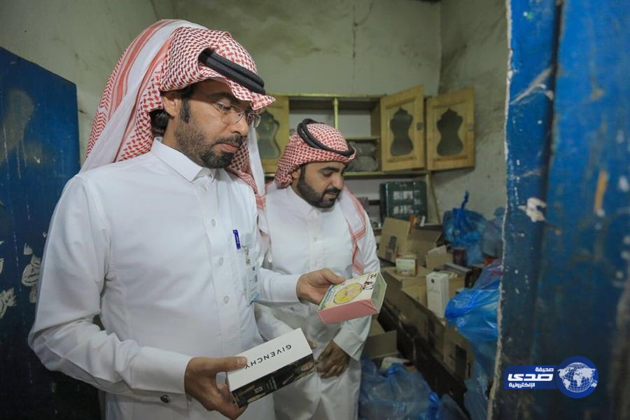 بالصور..&#8221;التجارة&#8221; تضبط موزّع عطورات عالمية مقلدة في الرياض وتصادر 62 ألف عبوة جاهزة للبيع