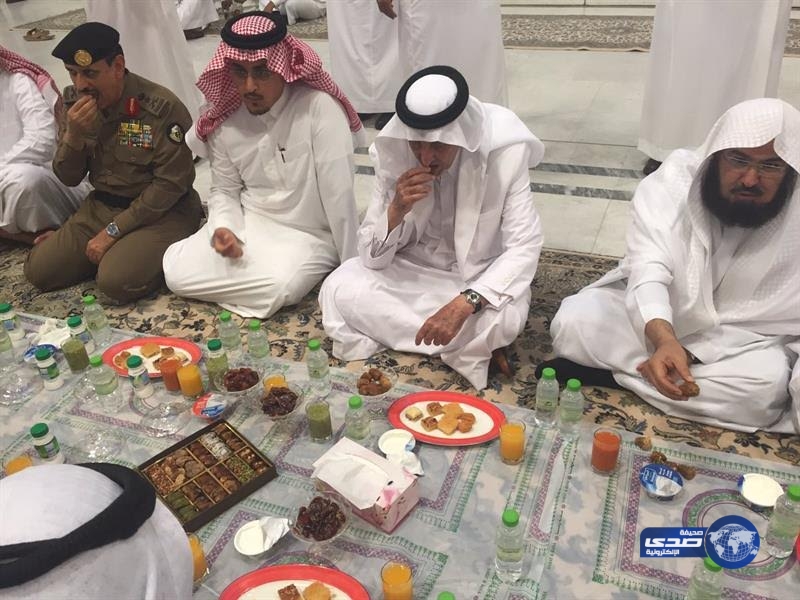 خالد الفيصل و&#8221;السديس&#8221; يشاركان مسؤولي الحرم المكي الإفطار