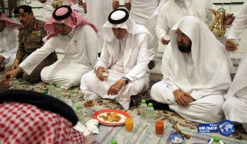 بالصور.. لحظة تناول أمير مكة الافطار مع مسئولي الحرم