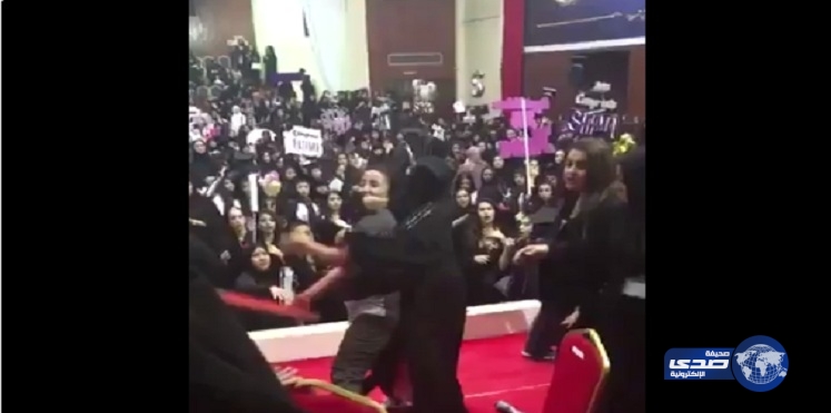 بالفيديو.. فتيات يصرعن الشباب في شجار عنيف بحفل تخرج في البحرين