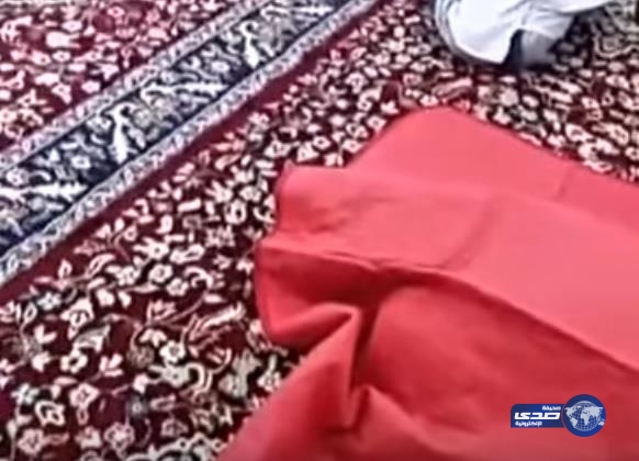 بالفيديو.. مصلٍ يفارق الحياة بعد صلاة العشاء مباشرة بأحد مساجد مكة