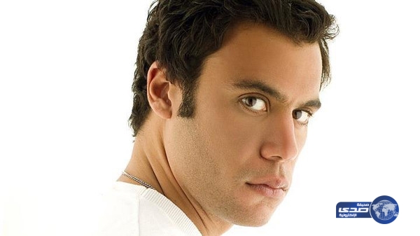 محمد إمام ينشر صورة غريبة مع ملك المغرب!