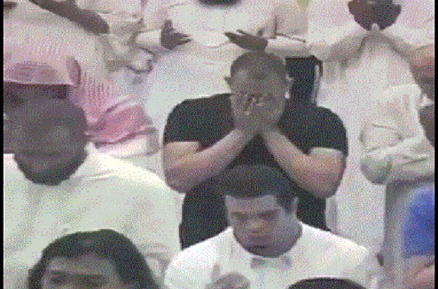 بالفيديو.. ردة فعل عفوية من شاب مصاب بـ &#8220;متلازمة داون&#8221; تجاه مصلي يبكي تأثراً بالدعاء