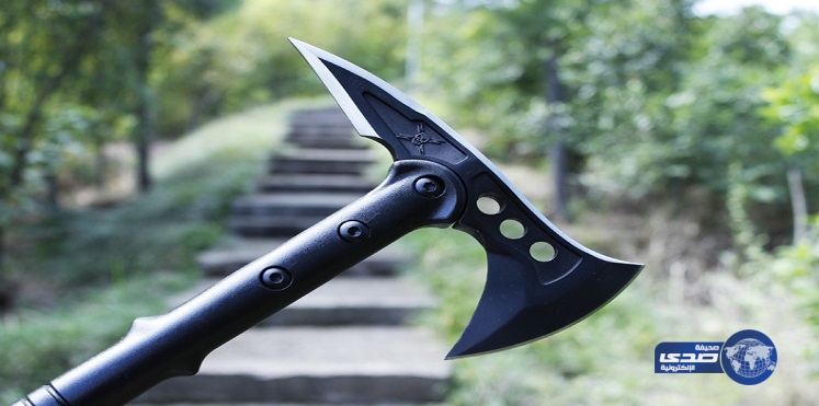 يقطع العضو الذكري لصديقه بفأس!