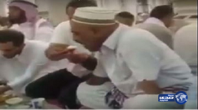 فيديو يظهر لفتة إنسانية لشاب يطعم رجلاً بلا يدين بالمسجد المدني