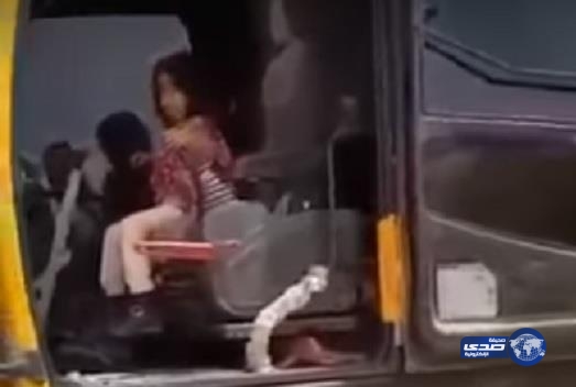 بالفيديو.. طفلة تقود “بوكلين”.. والمقطع يثير جدلا في “تويتر”