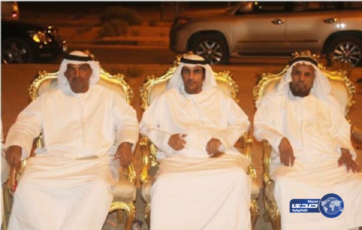 إماراتي يفاجئ زوج ابنته ويسلمها له فور عقد القران