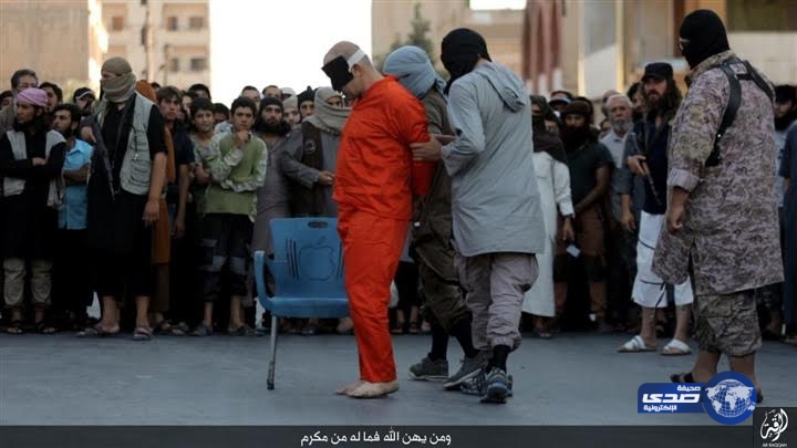 &#8220;بلدوزر داعش&#8221; يفصل رأس مواطن سوري بالسيف في الرقة (صورة)