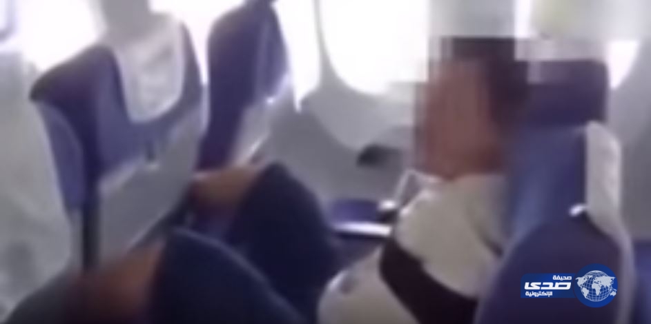 بالفيديو – مسافر يجبر طائرة على الهبوط اضطرارياً بعد محاولته قيادتها