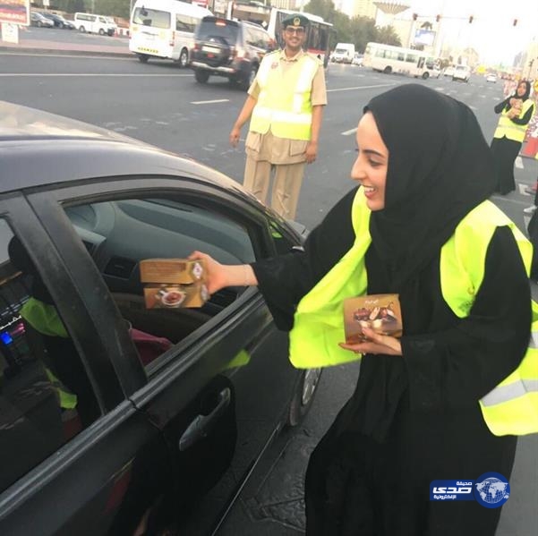 وزيرة الشباب الإماراتية توزع وجبات إفطار على الصائمين بالطريق العام (صورة)