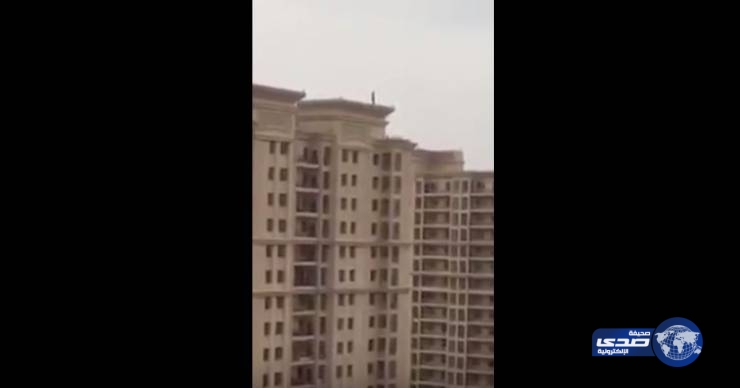 بالفيديو.. فتاة تلقي بنفسها من على ارتفاع شاهق في أبو ظبي !!