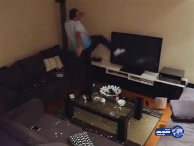 مشجعٌ يقع ضحية زوجته…