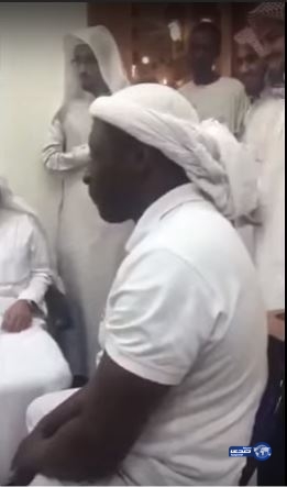 بالفيديو.. إمام المسجد النبوي يلتقي بالشاب &#8220;مقبل رؤوس الزوار&#8221; ويعرض عليه العمل بالعلاقات العامة