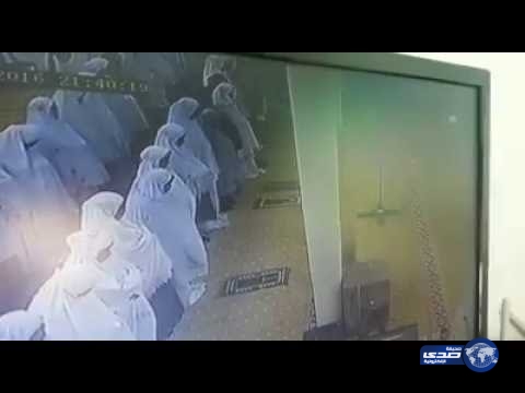 بالفيديو.. لحظة وفاة سيدة أثناء صلاة التراويح