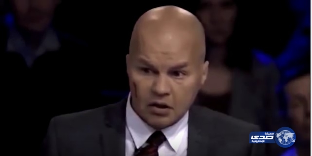 بالفيديو.. صحفي يوجه لكمات لمحلل سياسي بدل الأسئلة على الهواء