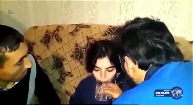 بالفيديو.. شيخ يعالج فتاة ممسوسة: أطفأ النار في وجهها.. شاهد ماذا فعلت ؟