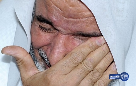 بالفيديو.. شاب ينهال ضربا على ابن عاق طرد والده