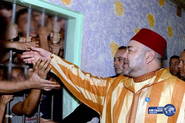 مصافحة الملك لنزلاء سجن عكاشة تثيرُ إعجاب العالم