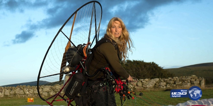 المرأة البجعة.. تطير 4500 ميل برفقة البجع لحمايته