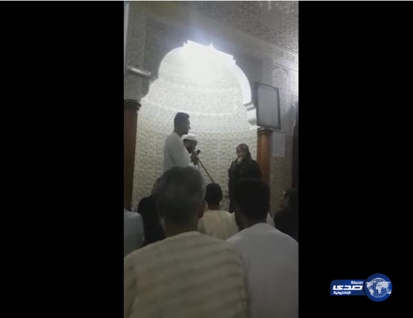 بالفيديو…رومانية تجهش بالبكاء لحظة نطقها الشهادتين داخل مسجد وراء صلاة التراويح وهذا مافعله المصلون