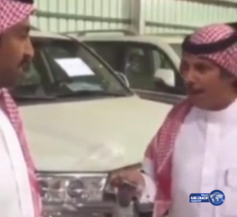 بالفيديو .. سيارتين&#8221;لاندكروزر&#8221; هدية من الأمير فيصل بن عبد الرحمن لشاعر شعبي