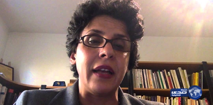 بالصور.. يمنية تلقي خطبة الجمعة مع فاصل موسيقي خلال الصلاة