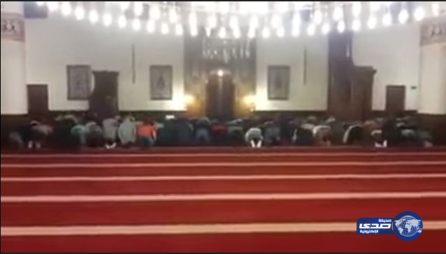 بالفيديو.. إمام مستعجل يثير جدلا بسبب سرعته في الصلاة