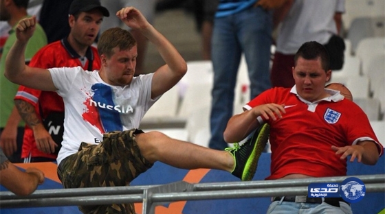 اندلاع اشتباكات بين جماهير إنجلترا وروسيا بعد مواجهة المنتخبين