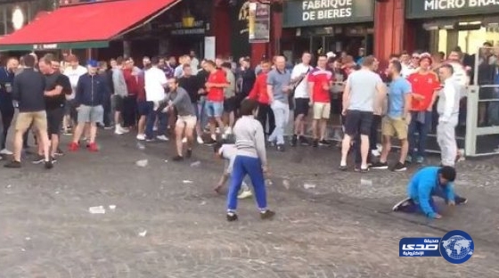 بالفيديو .. مشجعون إنكليز يهينون أطفالا متسولين