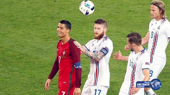 بالفيديو .. كريستيانو لقائد ايسلندا .. من انت لتطلب قميصي ؟!