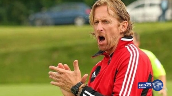 مدرب الخليج باتريك يصل ويعقد اجتماعات مكثفة