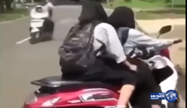 بالفيديو .. فتاة تقود دراجة بخارية وتتسبب في أطرف حادث تصادم