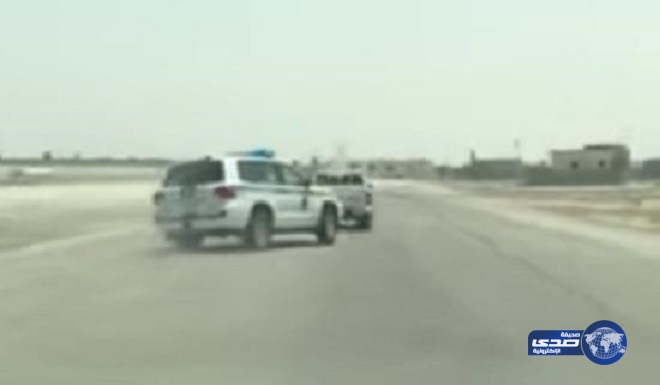 بالفيديو.. مطاردة على طريق سريع تنتهي بانقلاب مركبة تابعة لأمن الطرق