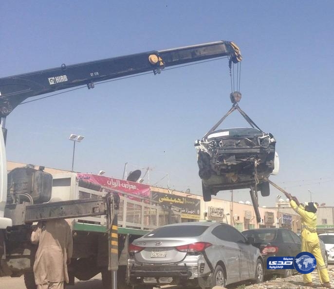 أمانة الرياض تزيل280 سيارة تالفة من صناعية النسيم