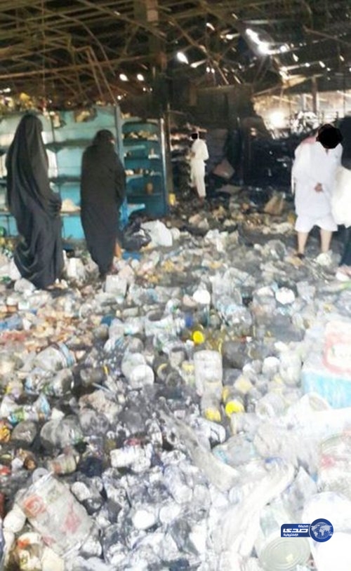 بالصور .. نساء يجهزن على محتويات محل تجاري شهير بتبوك بعد إحتراقه