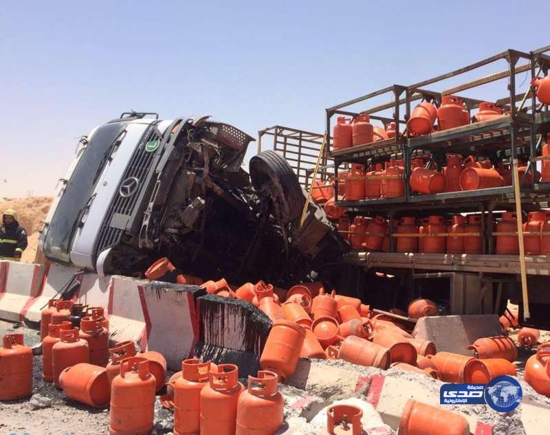 بالصور .. إنقلاب شاحنة محملة بإسطوانات الغاز على الطريق بعرعر