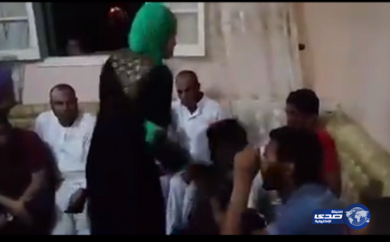 شاهد.. مصرية تصرب 3 شباب بــ” الشبشب” حاولوا العبث بسمعتها عبر الفيسبوك