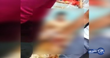 فيديو مقزز: جرّدوه من ملابسه وسحلوه.. بسبب “بطيخة”! إستمع