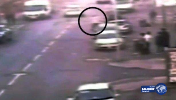 بالفيديو.. حاول خطف فتاتين ولكن!